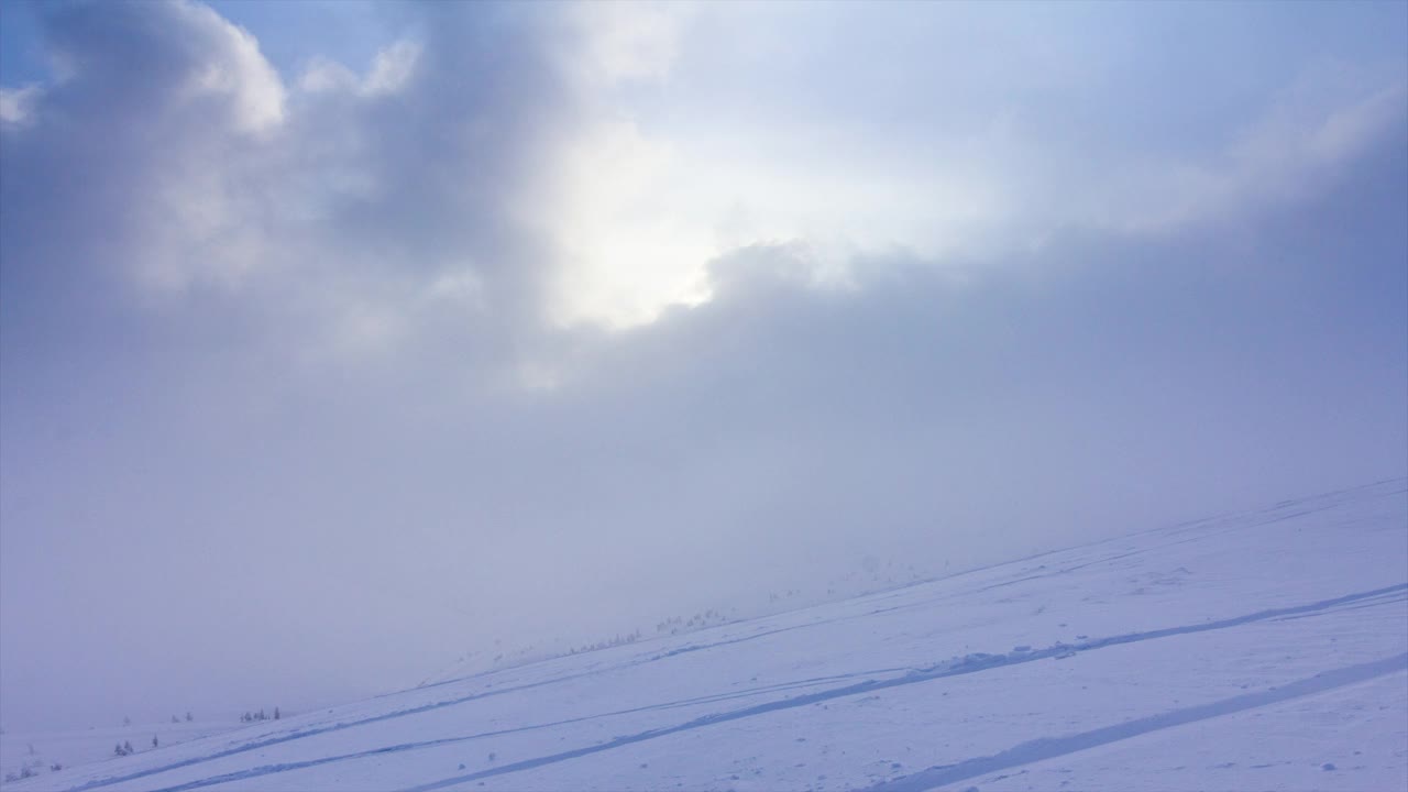 冰雪覆盖的树木构成了美丽的冬季景观。冬天的山。视频素材