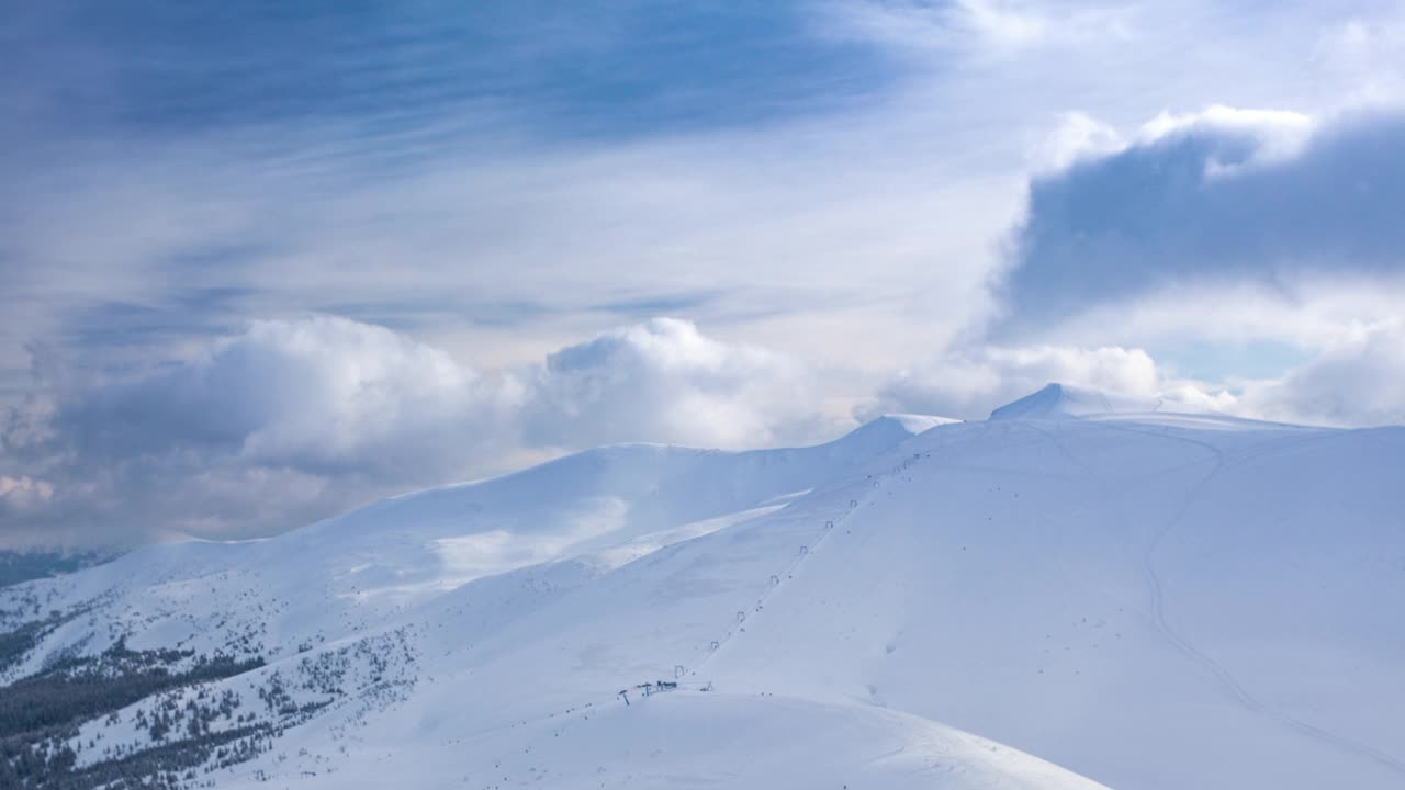 冰雪覆盖的树木构成了美丽的冬季景观。冬天的山。视频素材