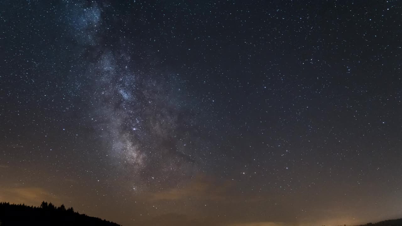 2021年夏天，科雷兹，法国，银河系的恒星尾随着时间流逝视频素材