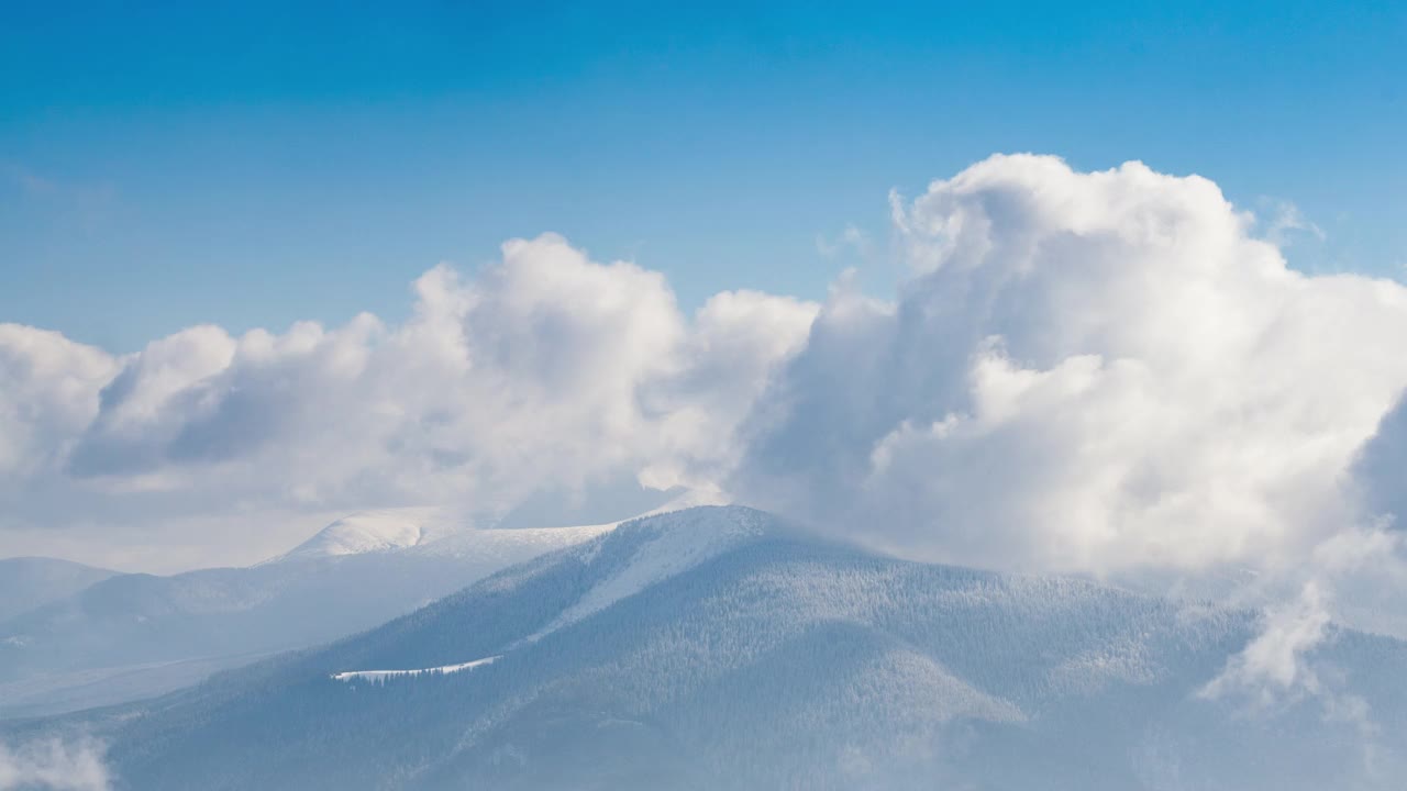 冰雪覆盖的树木构成了美丽的冬季景观。冬天的山。视频素材