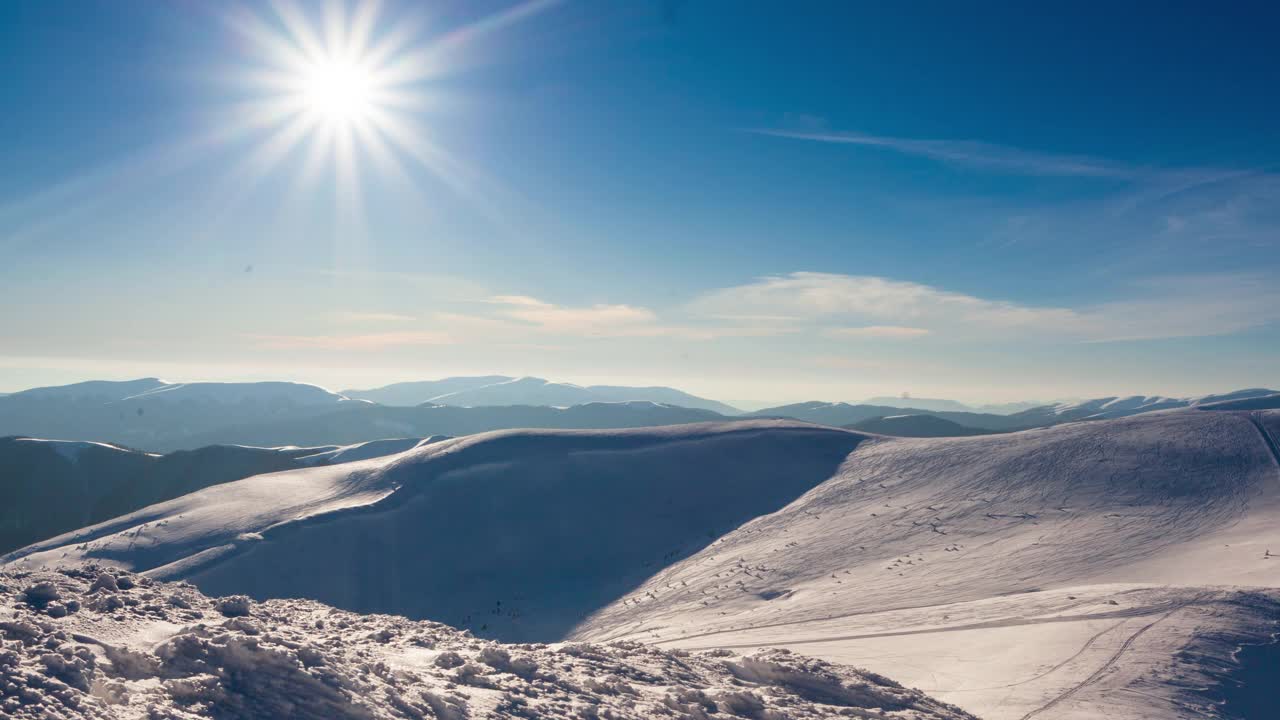 冰雪覆盖的树木构成了美丽的冬季景观。冬天的山。视频素材