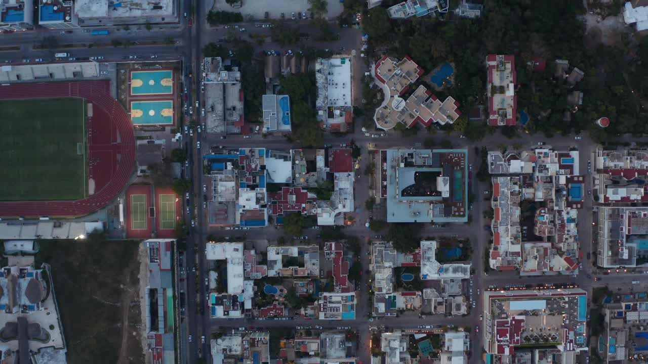 普拉亚德尔卡门的屋顶鸟瞰图。无人机空中监视视频素材