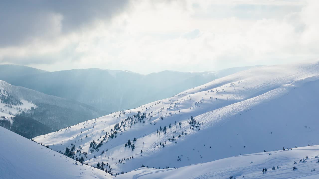 冰雪覆盖的树木构成了美丽的冬季景观。冬天的山。视频素材