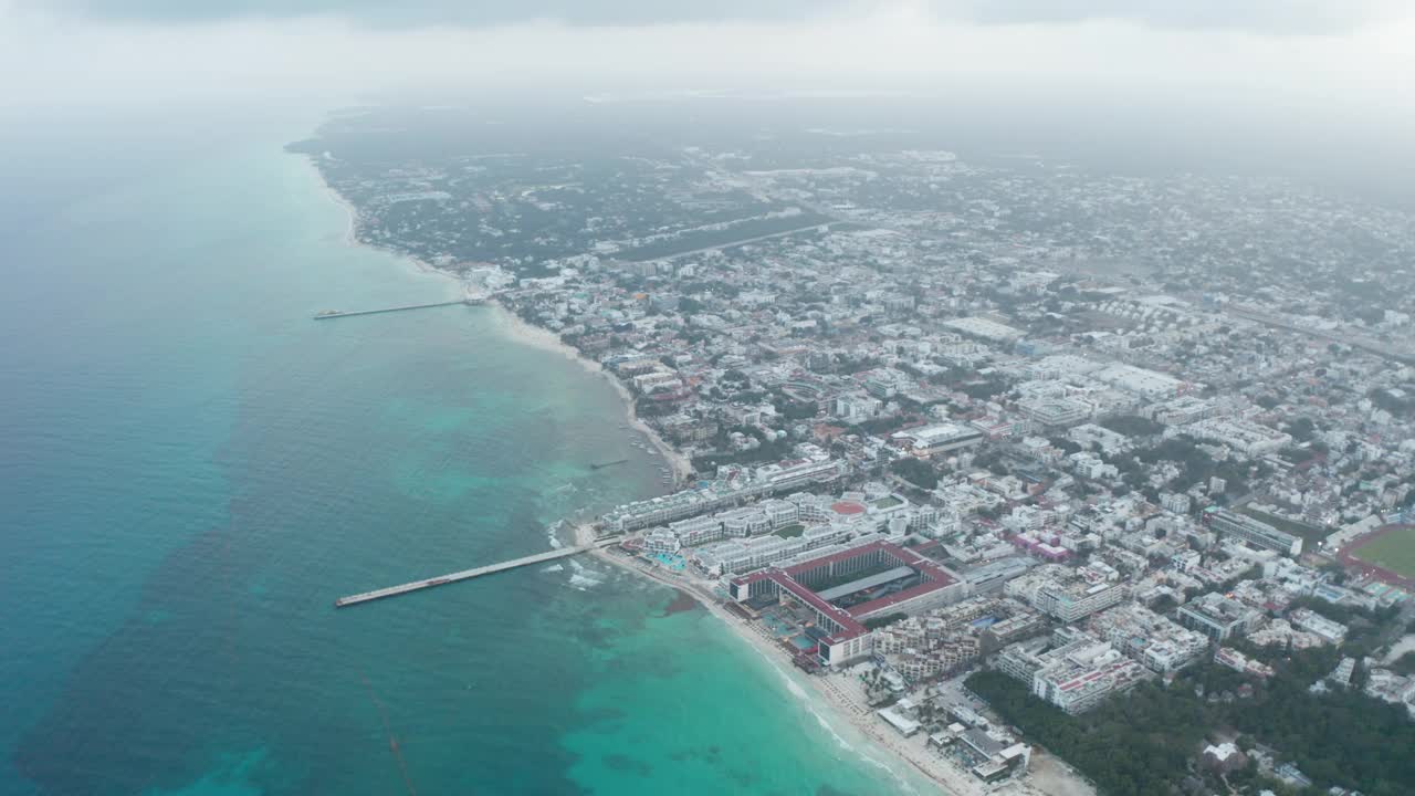 加勒比海海岸线上有游泳池的度假胜地。鸟瞰图，向下倾斜视频素材