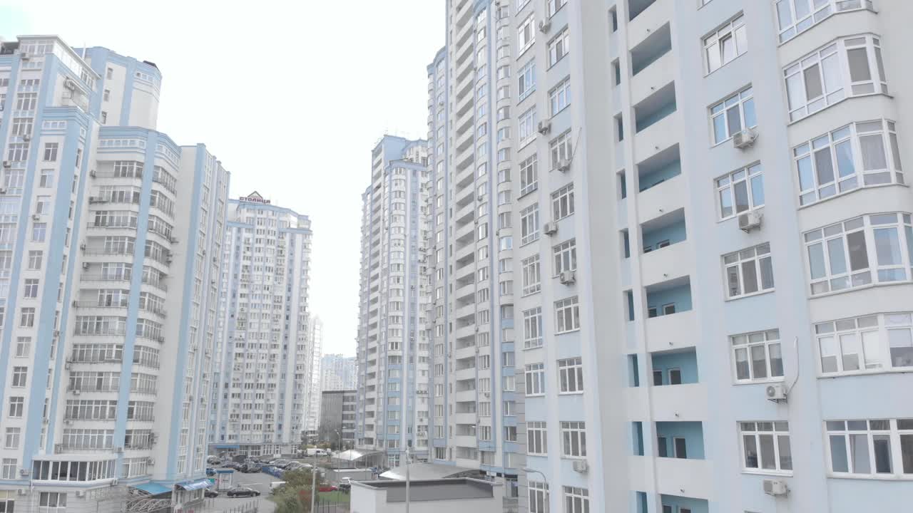 基辅的多层住宅楼。乌克兰。鸟瞰图视频素材