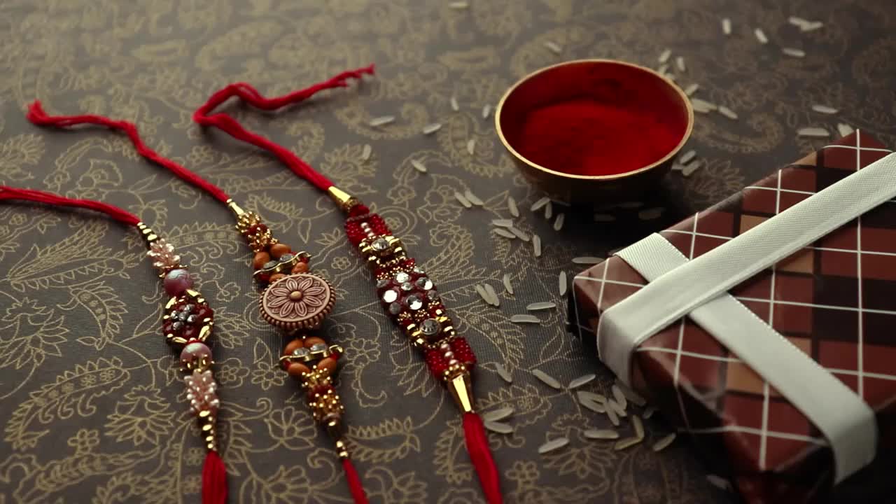 Raksha Bandhan背景与优雅的Rakhi和米粒深色纹理背景。视频素材