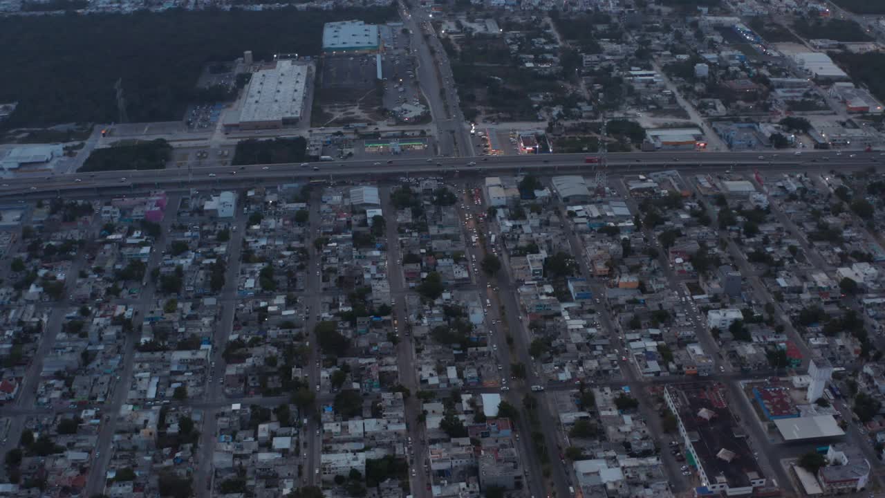 普拉亚德尔卡门公路十字路口的照片。日落鸟瞰图视频素材