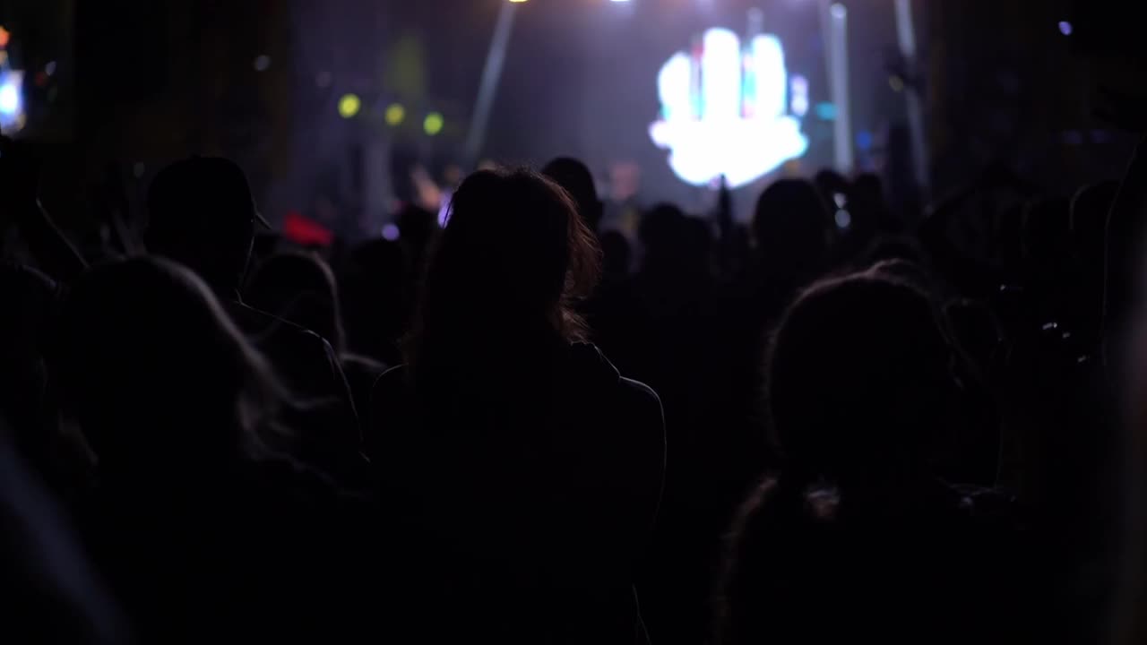 晚上的露天音乐会。夏季节日的概念。选择的重点视频素材