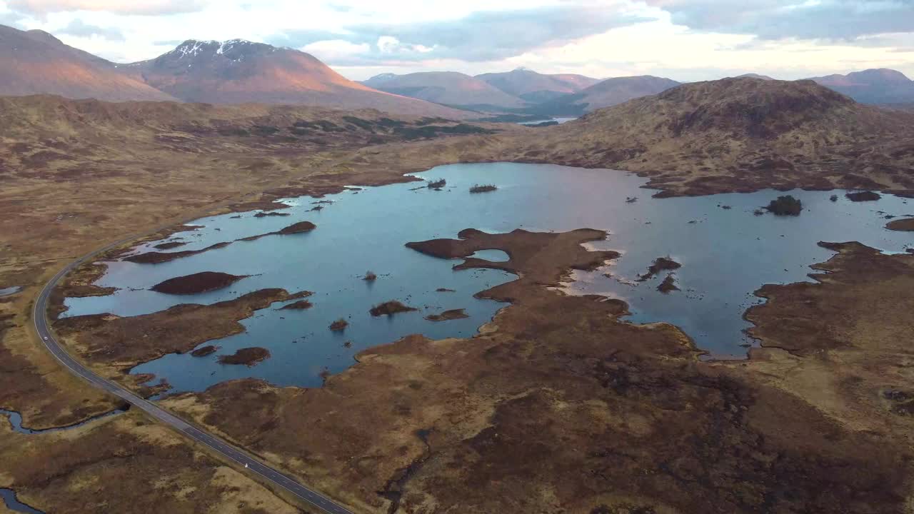 飞行到Lochan na h-Achlaise，背景是Tydrum山，4K无人机视频苏格兰高地视频下载