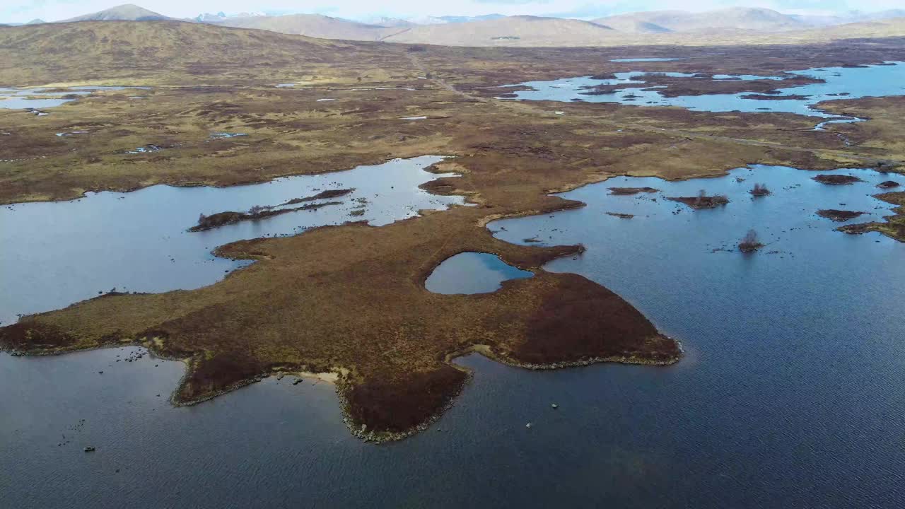 飞越Lochan Na - achlaise向Rannoch Moor，苏格兰高地4K无人机视频视频下载