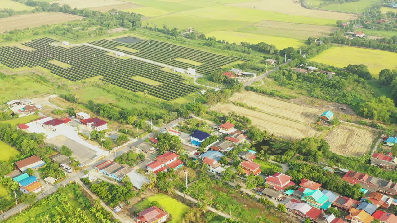 无人机的太阳能电池板在农村的场景。视频素材