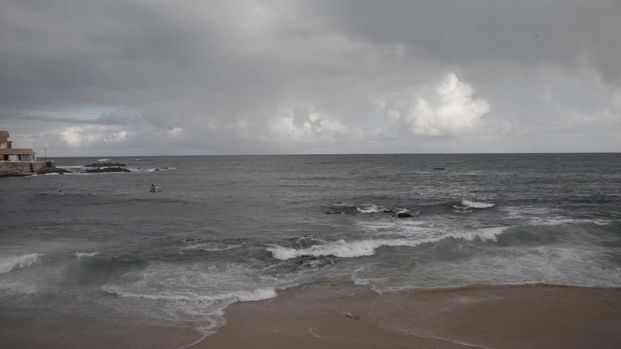 萨尔瓦多(BA)，海浪拍打着里约热内卢Vermelho海滩。视频素材