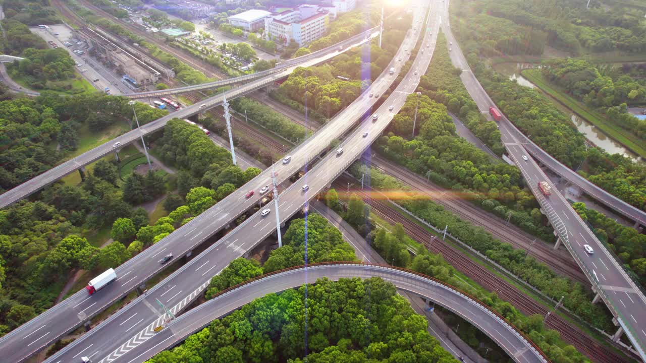 鸟瞰弯曲的立交桥和多车道公路和立交桥视频素材