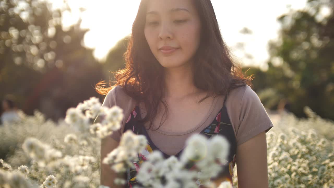 闻花的女人视频素材