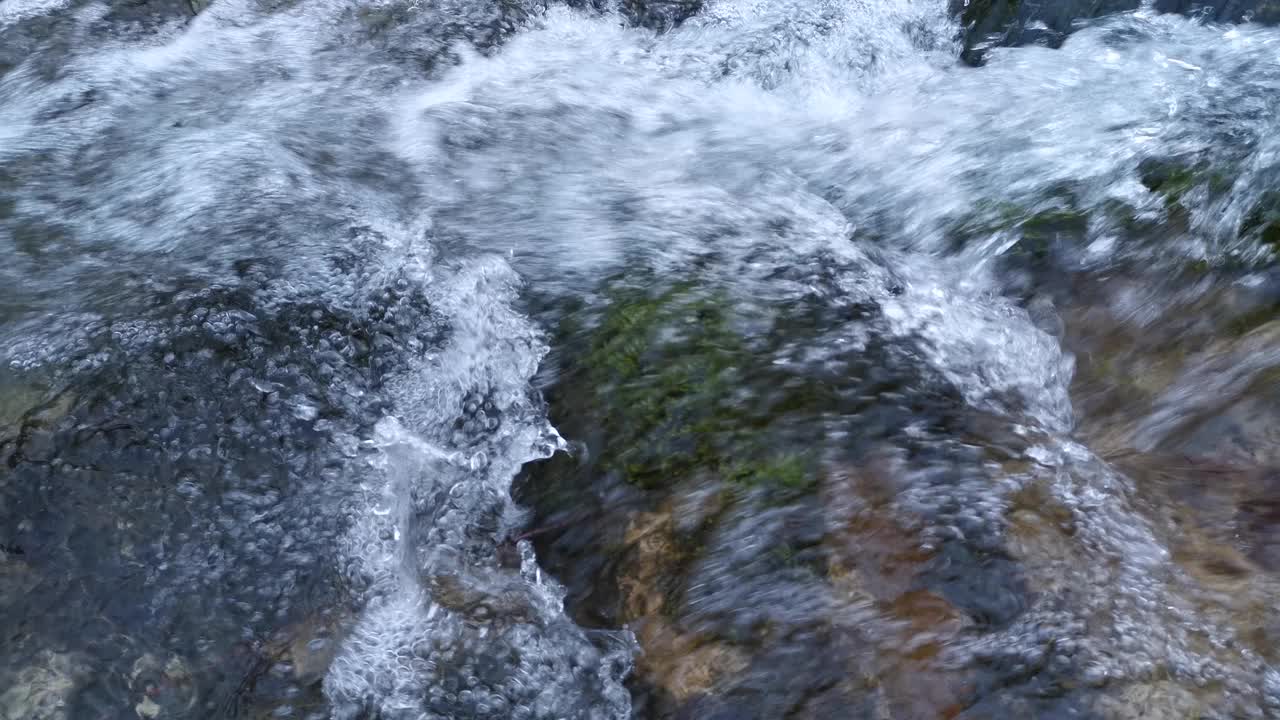 湍急的山河特写镜头。视频素材