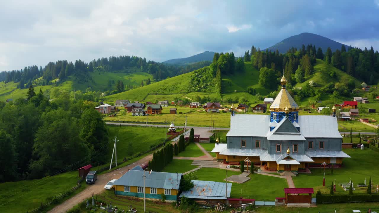 乡村墓地附近的一座古老而美丽的教堂。视频素材