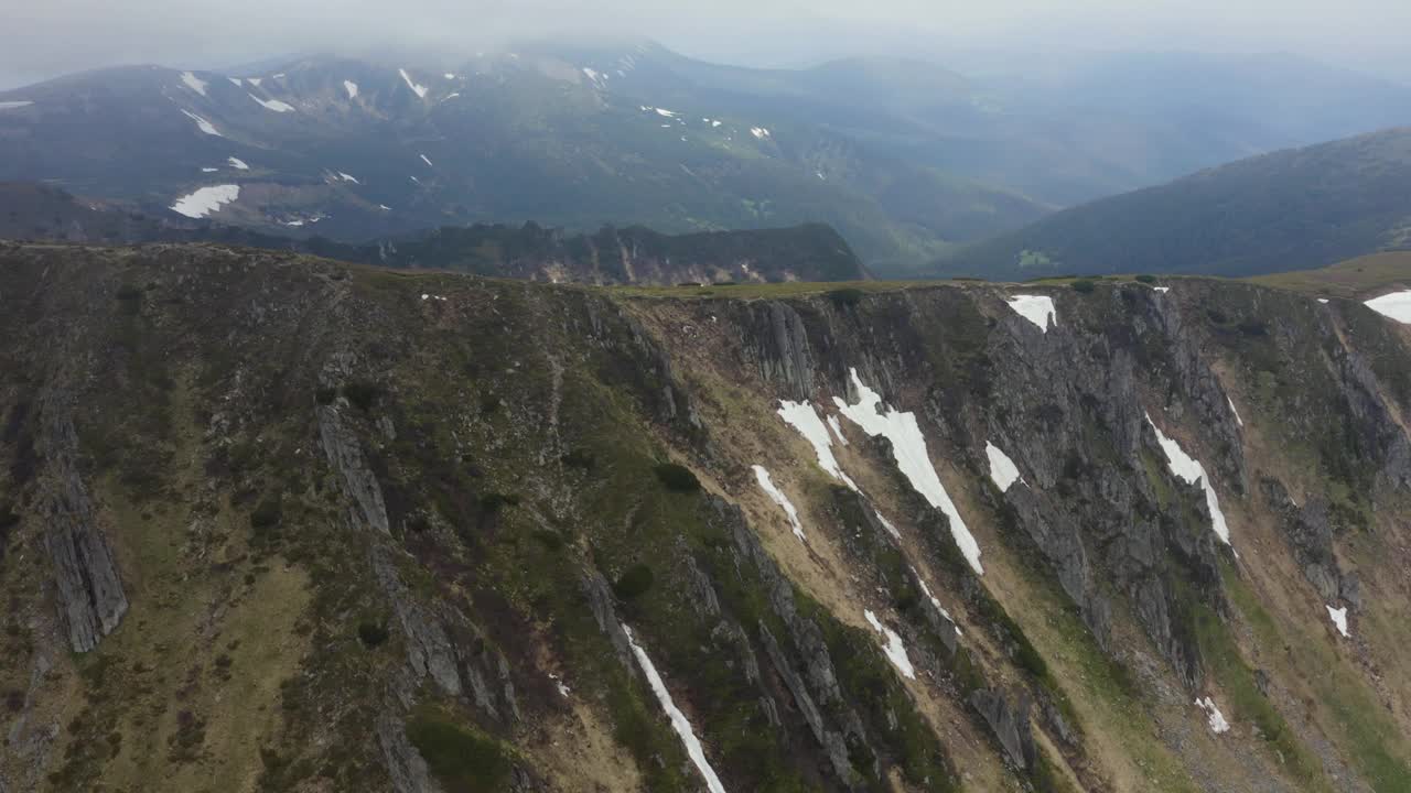 鸟瞰图的五彩缤纷的春天日落在山脉视频素材