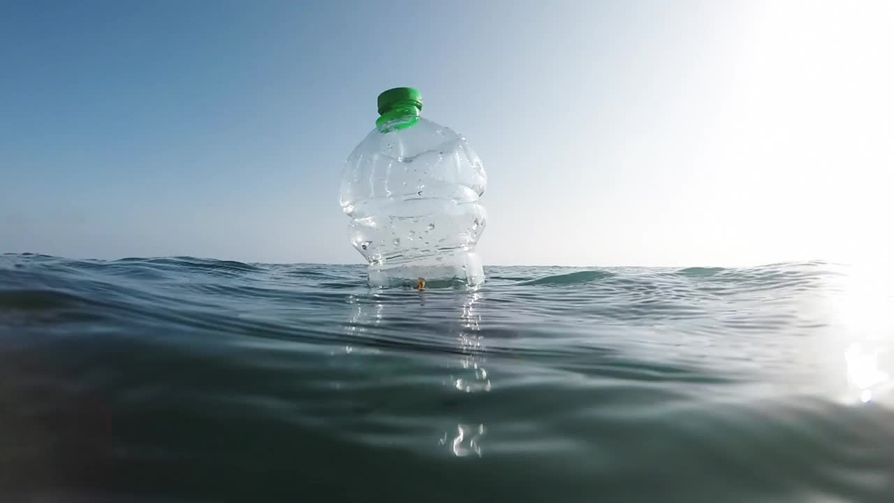 塑料瓶和浮在海上的污物视频素材