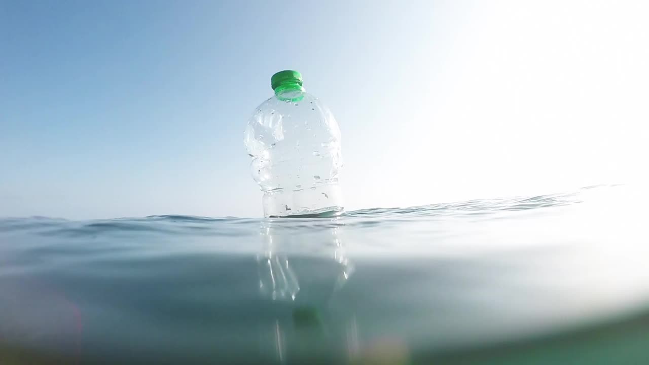 塑料瓶里的污物漂浮在海上视频素材