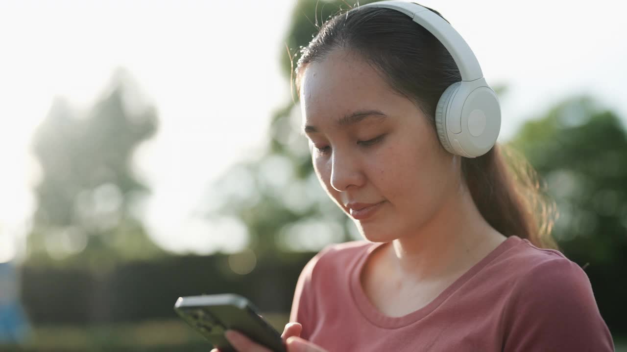 亚洲女人听音乐视频素材