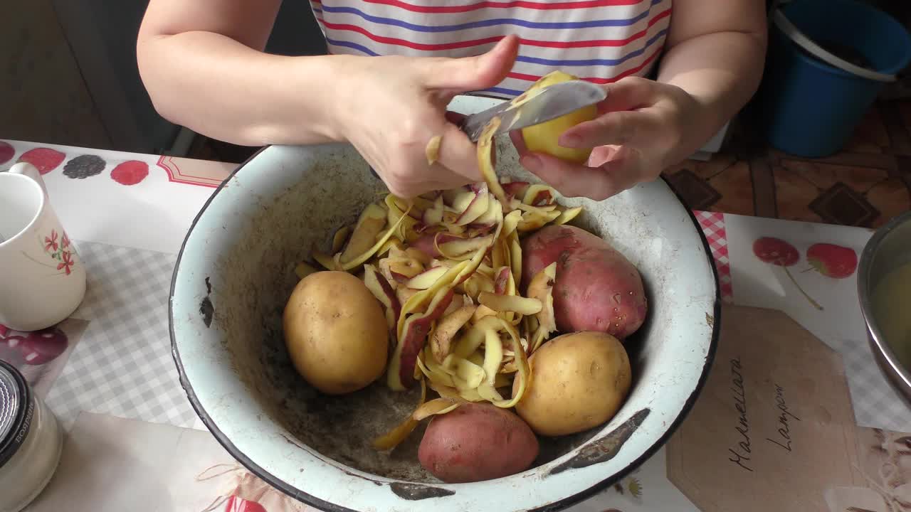 女厨师用刀清洗土豆视频素材