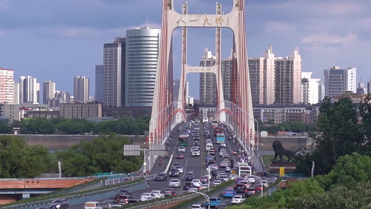 桥上高速公路上车辆繁忙的景象视频素材