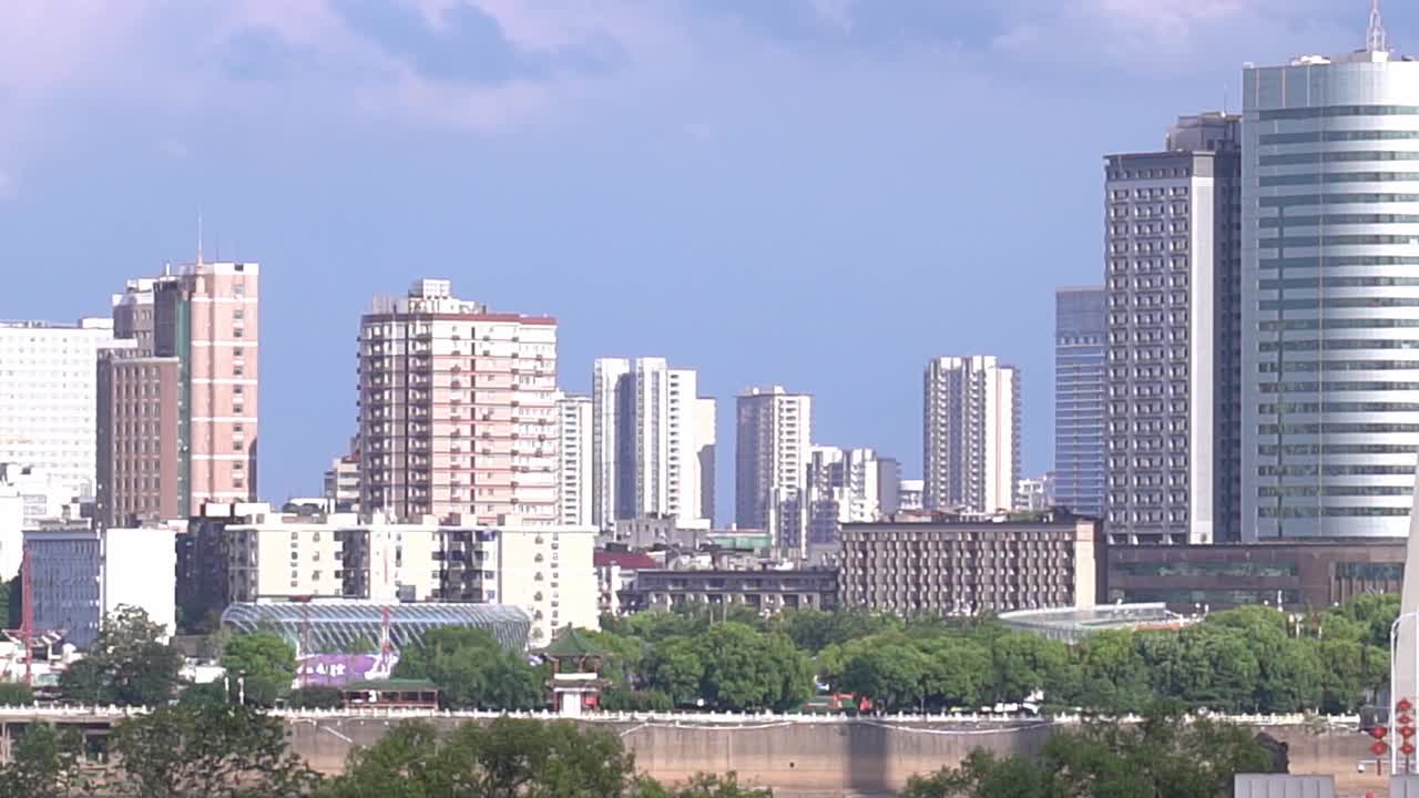 桥上高速公路上车辆繁忙的景象视频素材