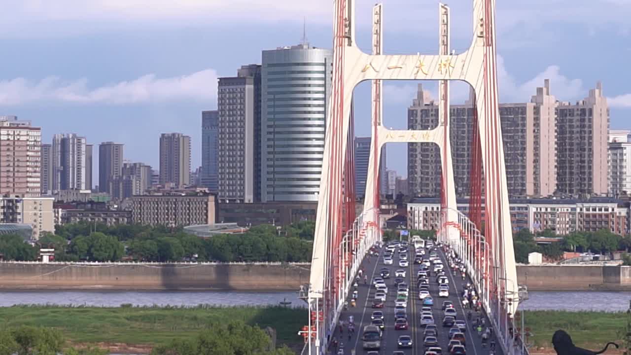 桥上高速公路上车辆繁忙的景象视频素材