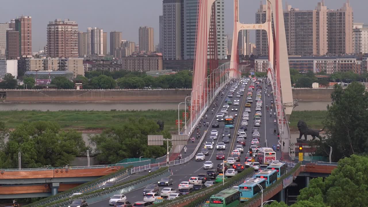 桥上高速公路上车辆繁忙的景象视频素材