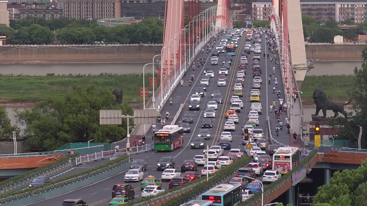 桥上高速公路上车辆繁忙的景象视频素材