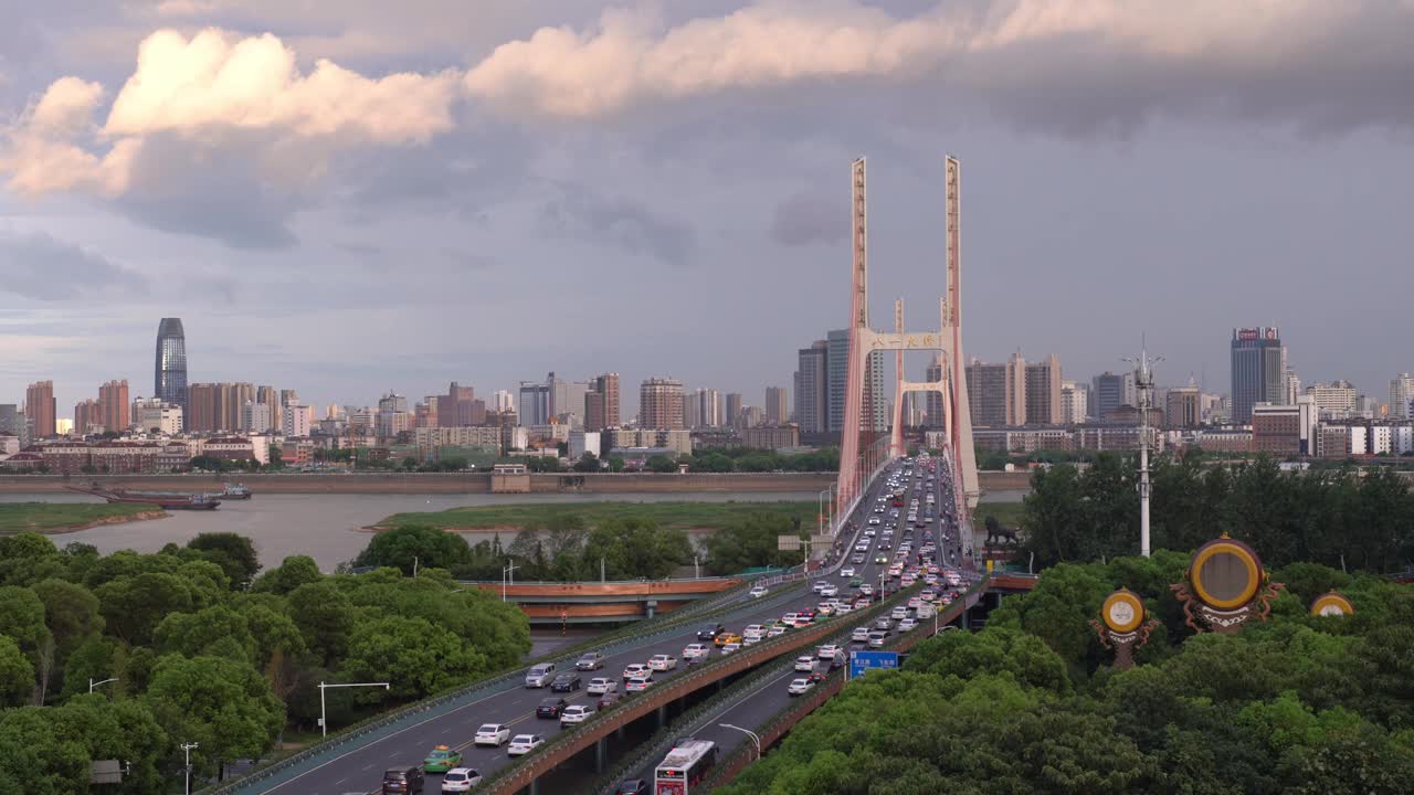 桥上高速公路上车辆繁忙的景象视频素材