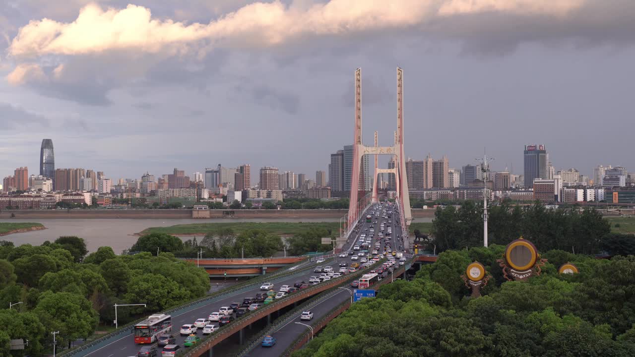 桥上高速公路上车辆繁忙的景象视频素材