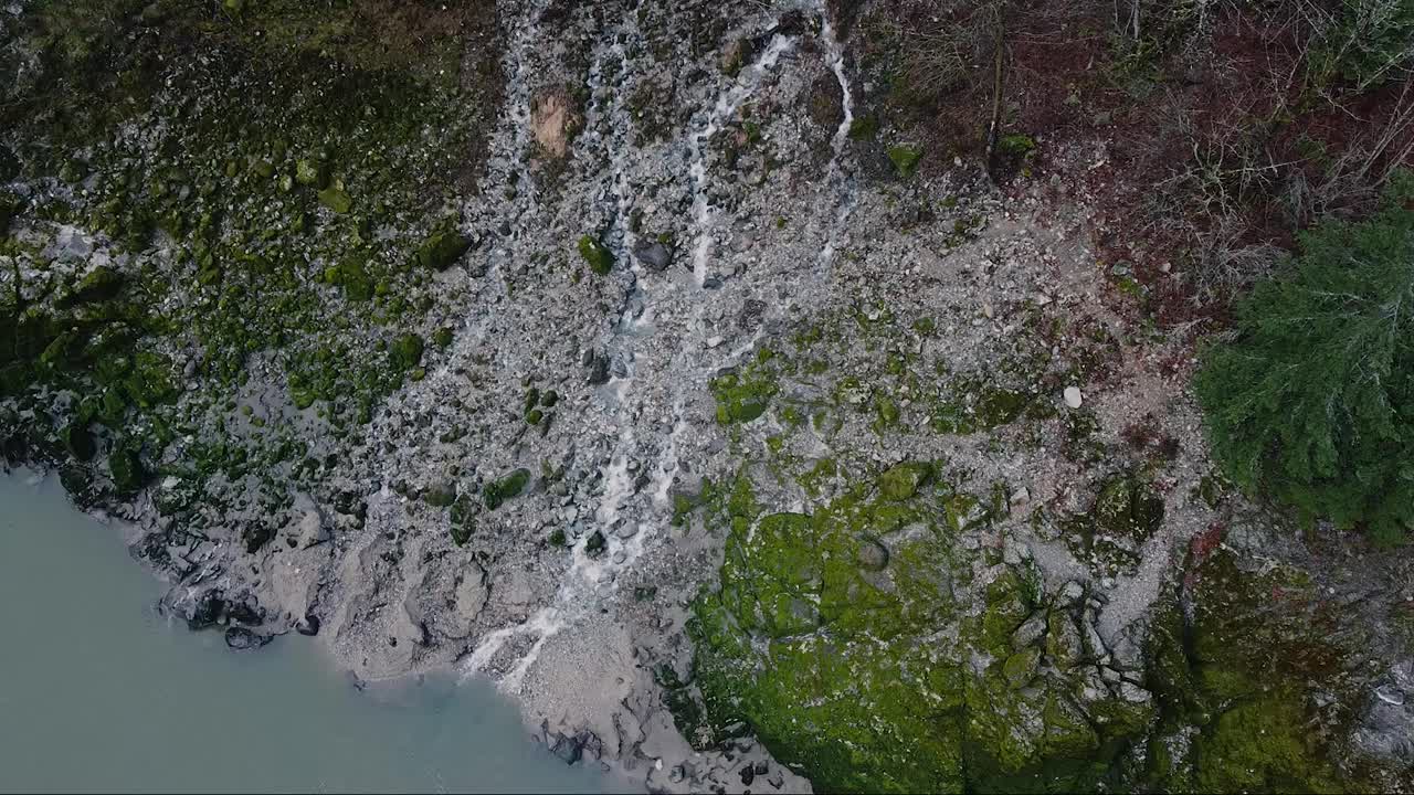 在岩石地上流淌，流向河流视频素材