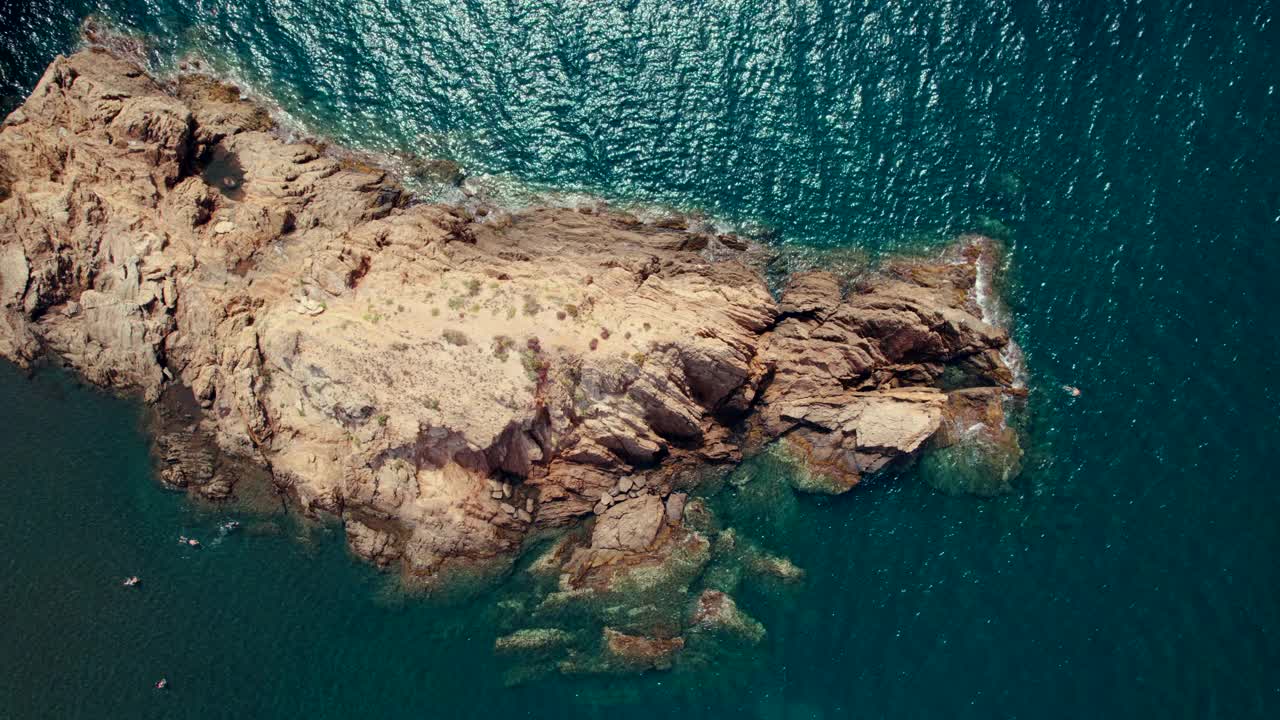 岩石海岸线和地中海的俯瞰。西班牙视频素材