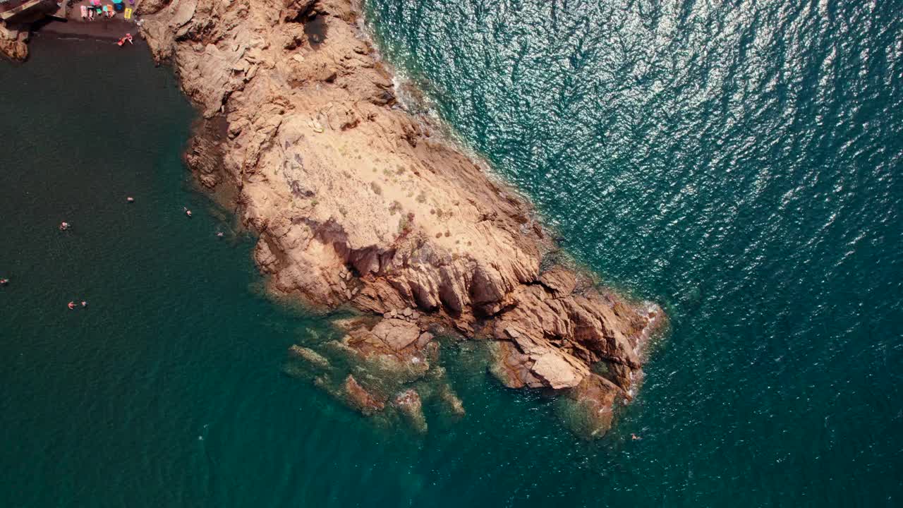 岩石海岸线和地中海的俯瞰。西班牙视频素材