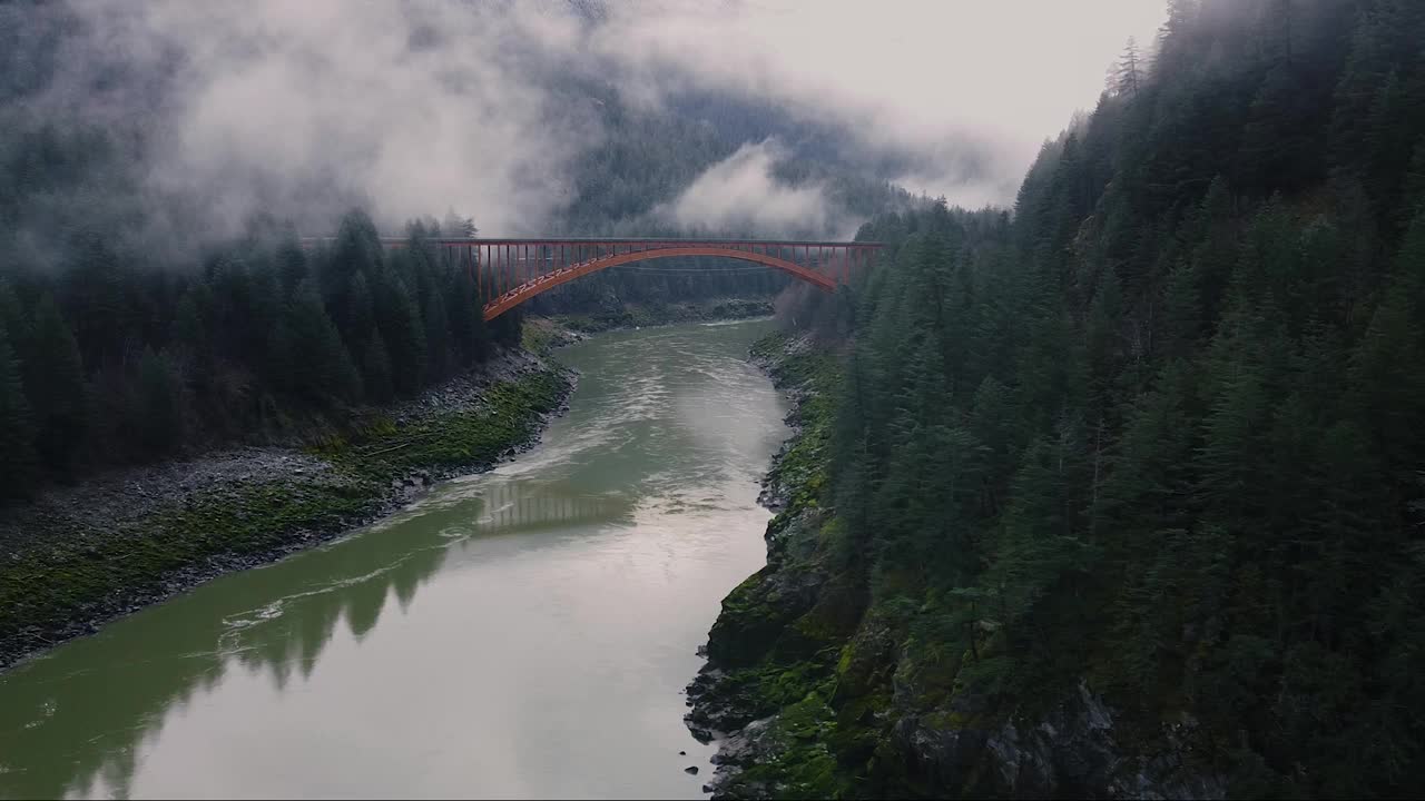 鸟瞰图的河流，云和旧桥之间的山视频素材