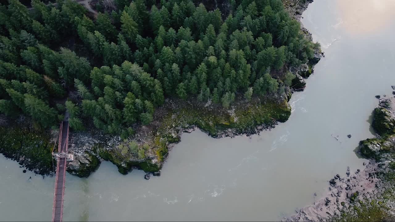 飞越横跨加拿大荒野山区河流的桥视频素材