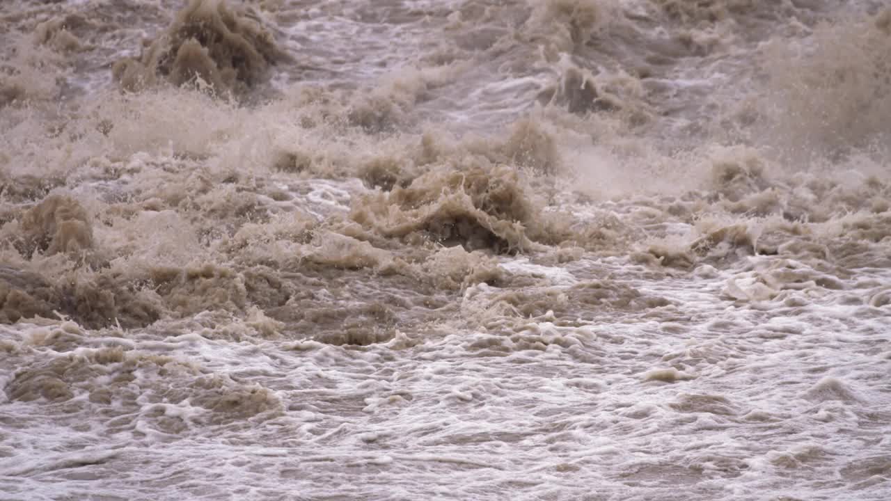 慢镜头-泥泞的河水漫过堤岸视频素材