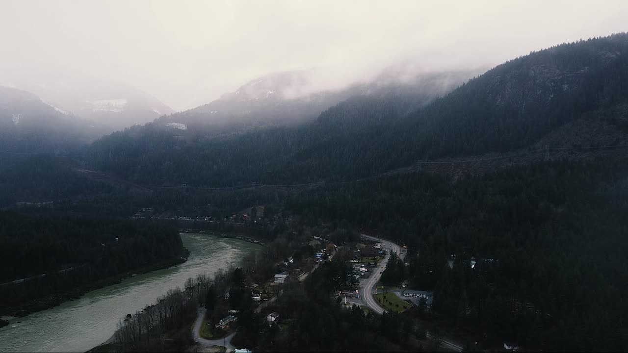 山脉的开场镜头，雨天的美国小镇视频素材