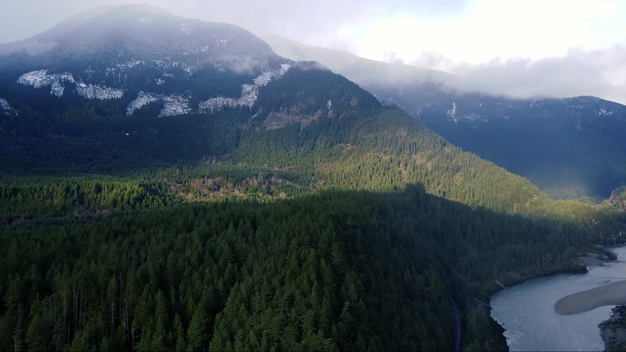 山上有松树森林和一些雪鸟瞰图视频素材