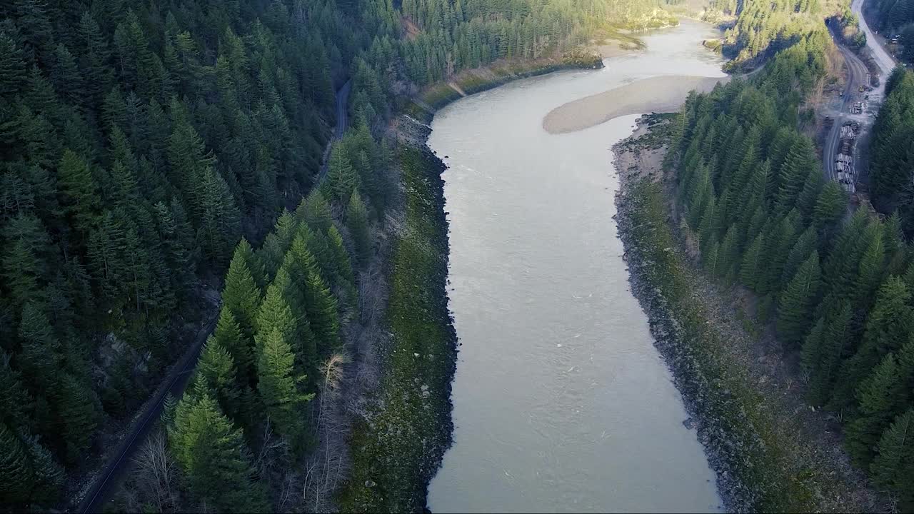 鸟瞰图的河流和铁路之间的森林和河流视频素材