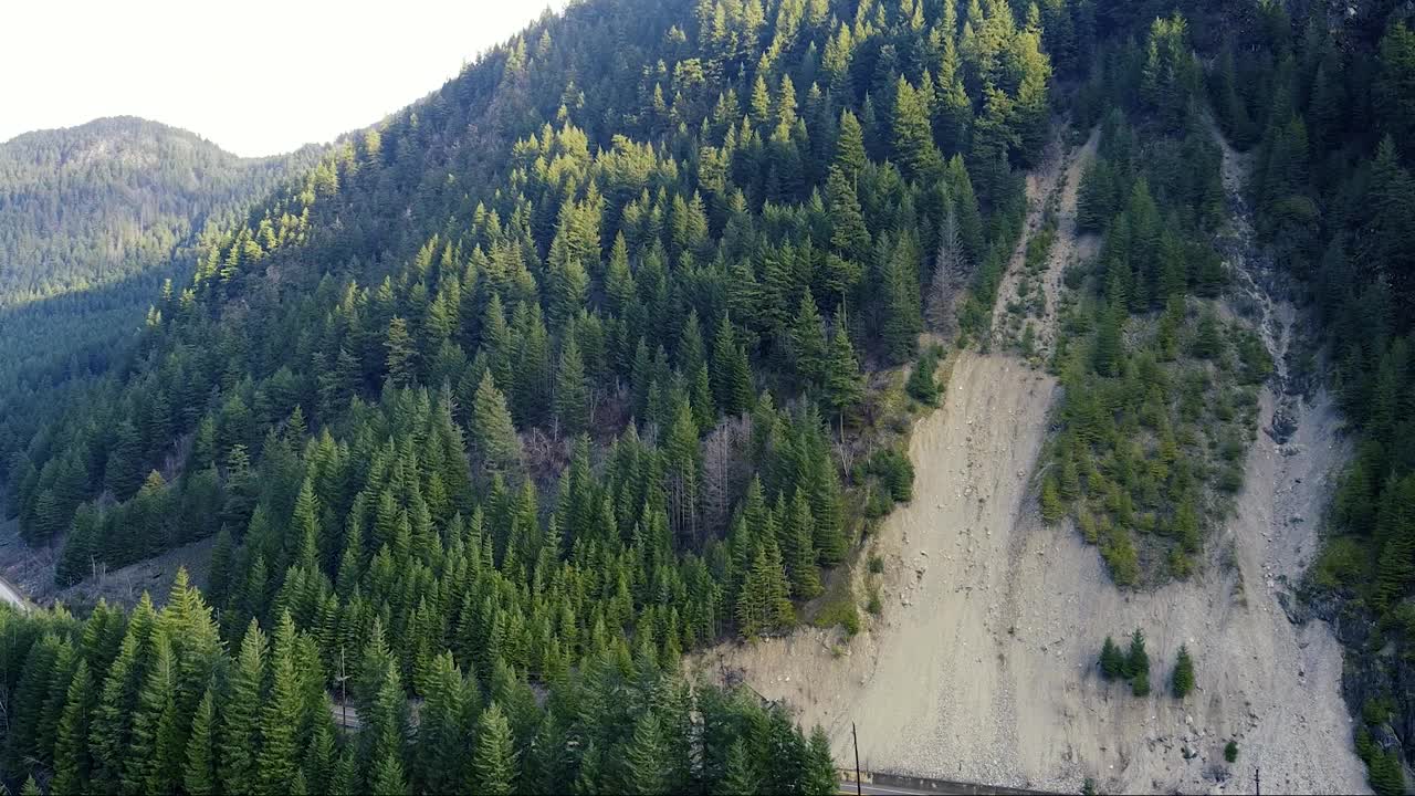 高山森林和雪崩都是在阳光明媚的日子里发生的视频素材