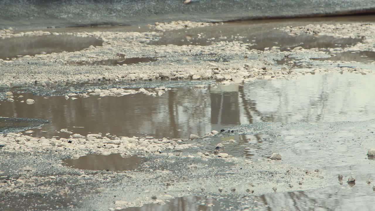 雨后坑洼危险，严重破坏道路基础设施视频素材