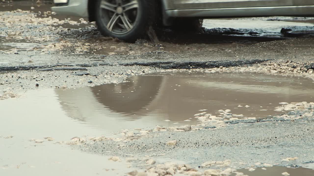 恶劣天气下，坑洼积水，严重破坏道路基础设施。视频素材