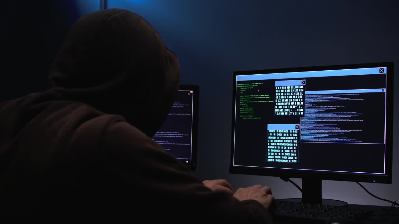 黑客输入计算机和程序运行为黑客系统和信息与PC计算机。视频素材
