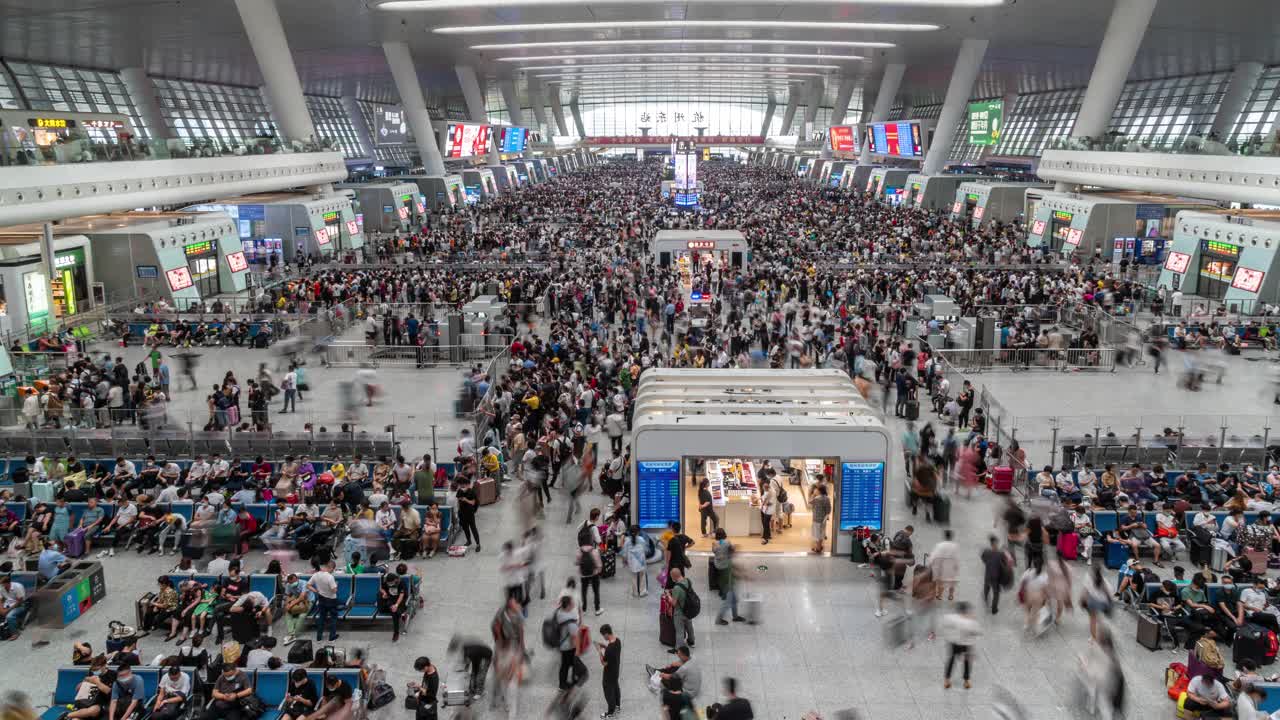 时光流逝，东杭火车站人来人往视频素材