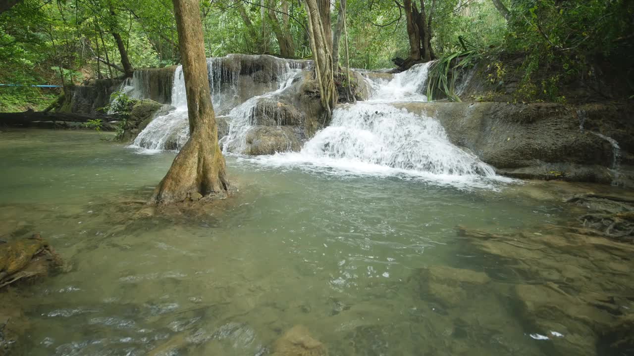 Huay Mae Kamin瀑布的7级视频素材