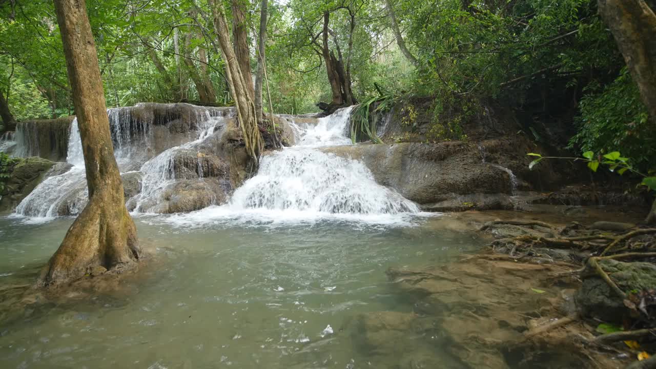 Huay Mae Kamin瀑布的7级视频素材