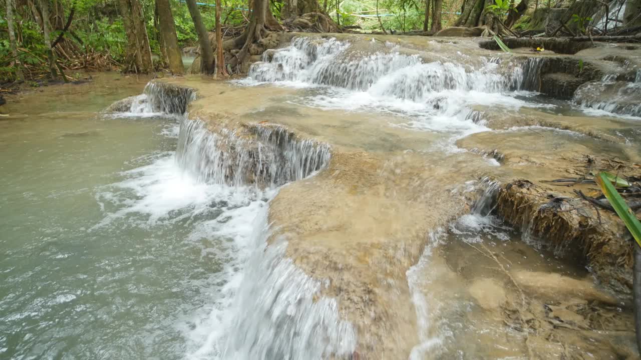 Huay Mae Kamin瀑布的7级视频素材