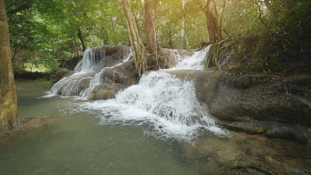 Huay Mae Kamin瀑布的7级视频素材